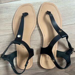 Mila Paoli black genuine leather sandals with gold hardware. Size 38. 🇮🇹